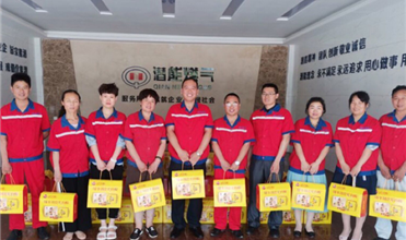 浓情迎端午 温馨送祝福-bet356体育集团为员工发放端午节礼品